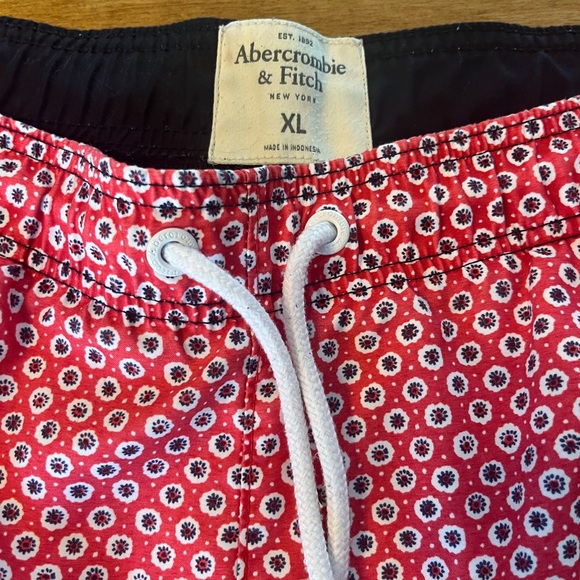 Abercrombie and Fitch Men’s Red Patterned Board Shorts size XL. - Picture 2 of 7